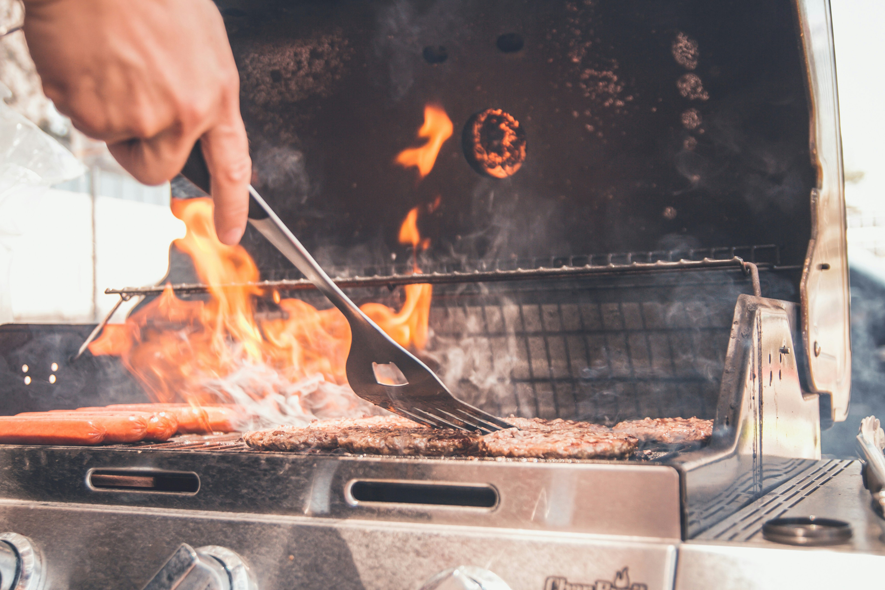 Aluminium Grillschale und Grillteile werden gereinigt
