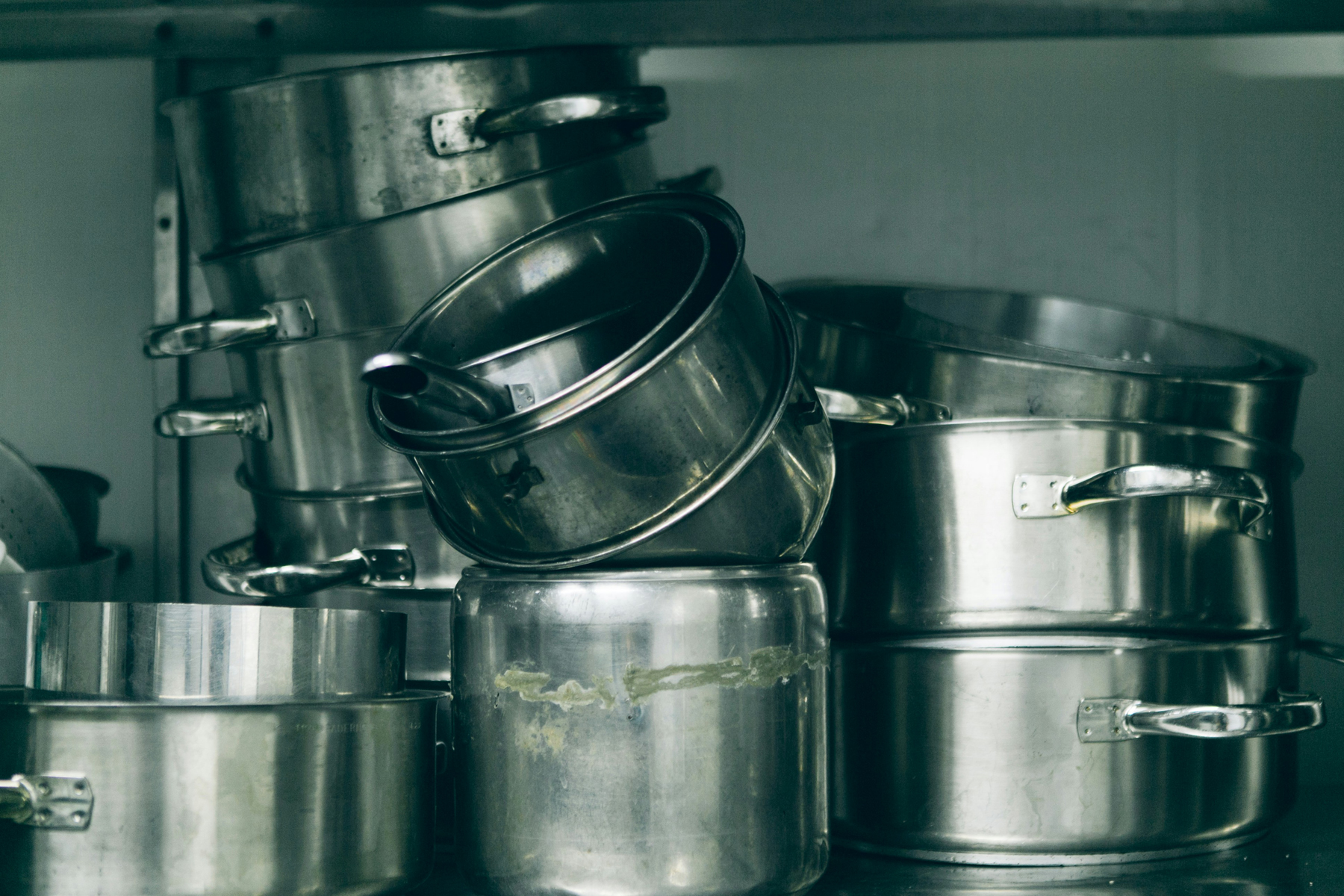 Aluminiumtopf und Pfanne in der Küche