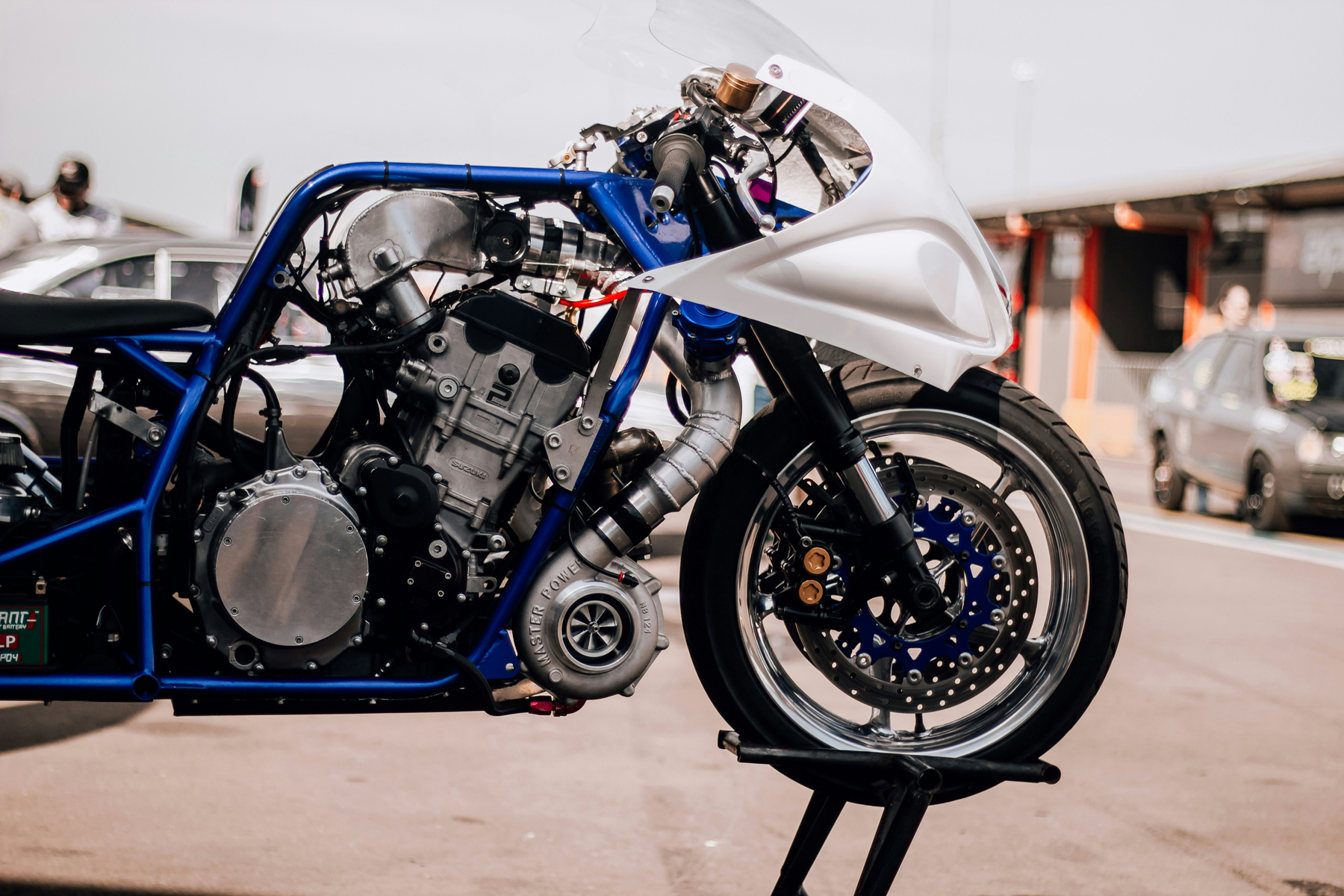 Aluminium Motorteile eines Motorrads werden gereinigt