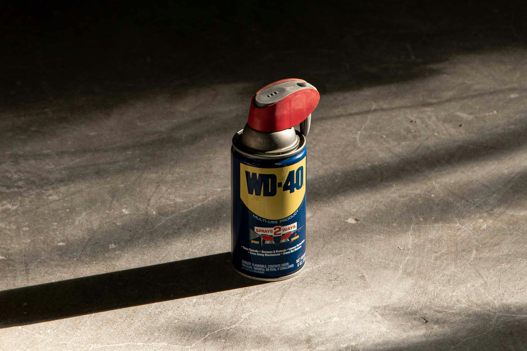 Sprühdose WD-40 in einer Werkstatt