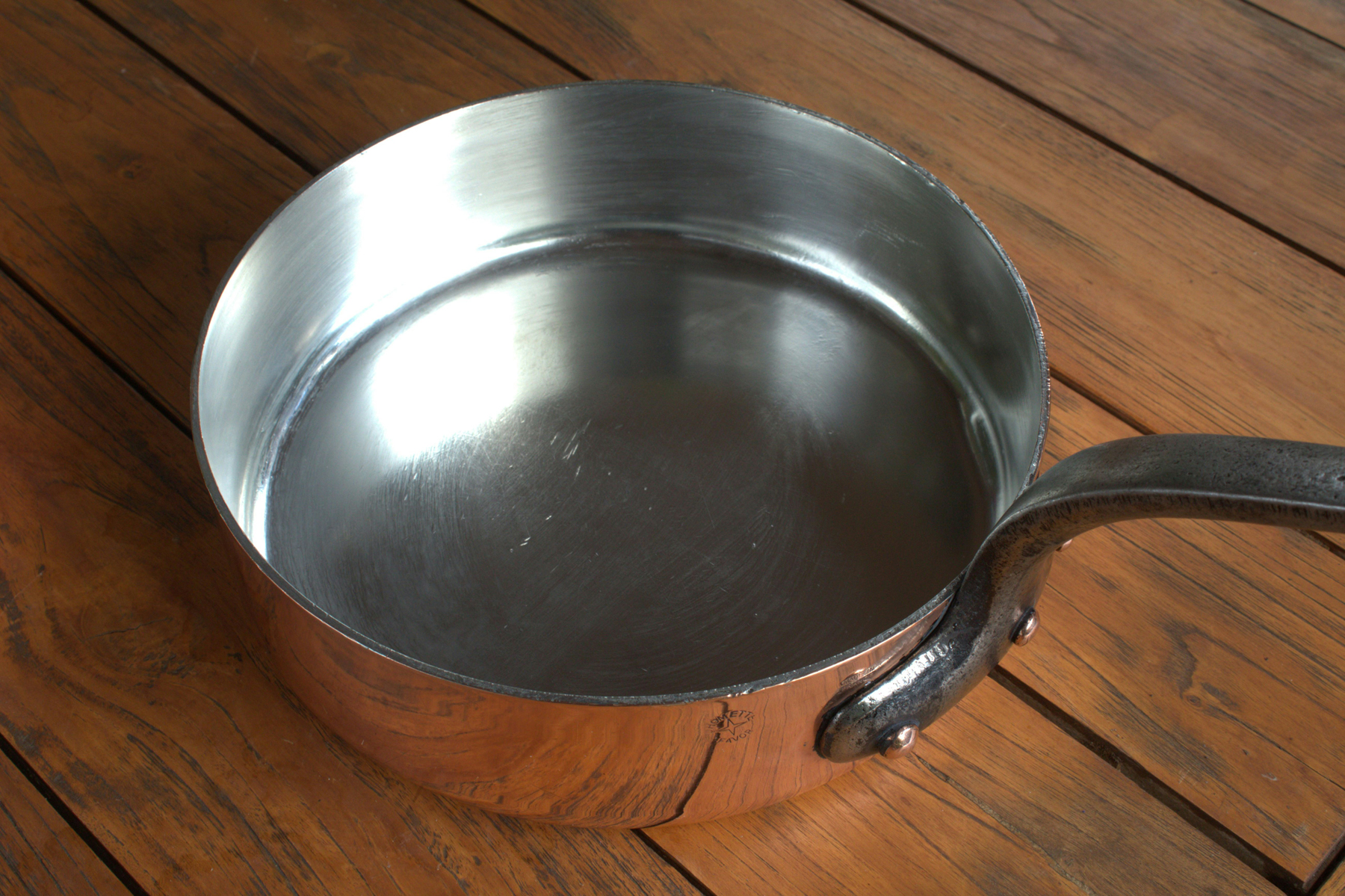 Glänzende Aluminium Oberfläche nach der Pflege